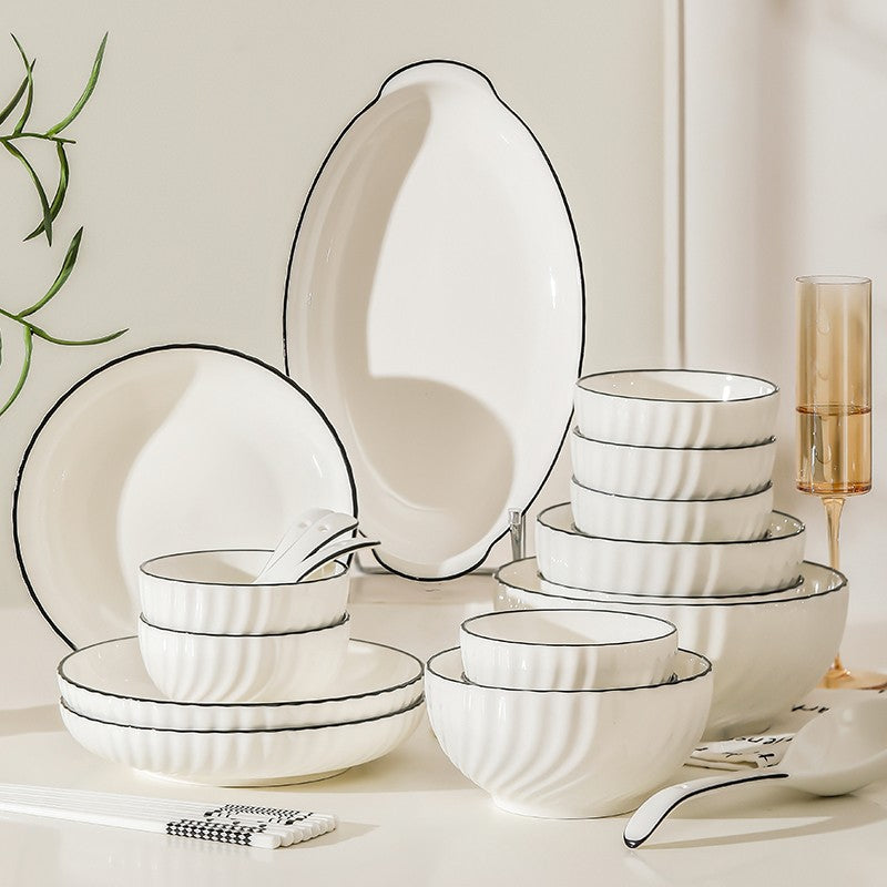 Full Xuanyue set styled with neutral-toned cutlery
